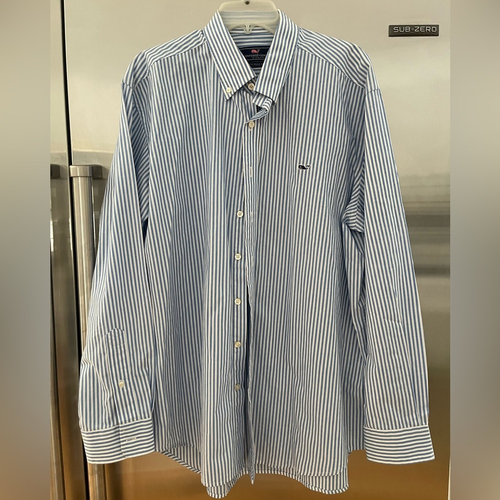 Men’s Vineyard Vines striped shirt
XXL